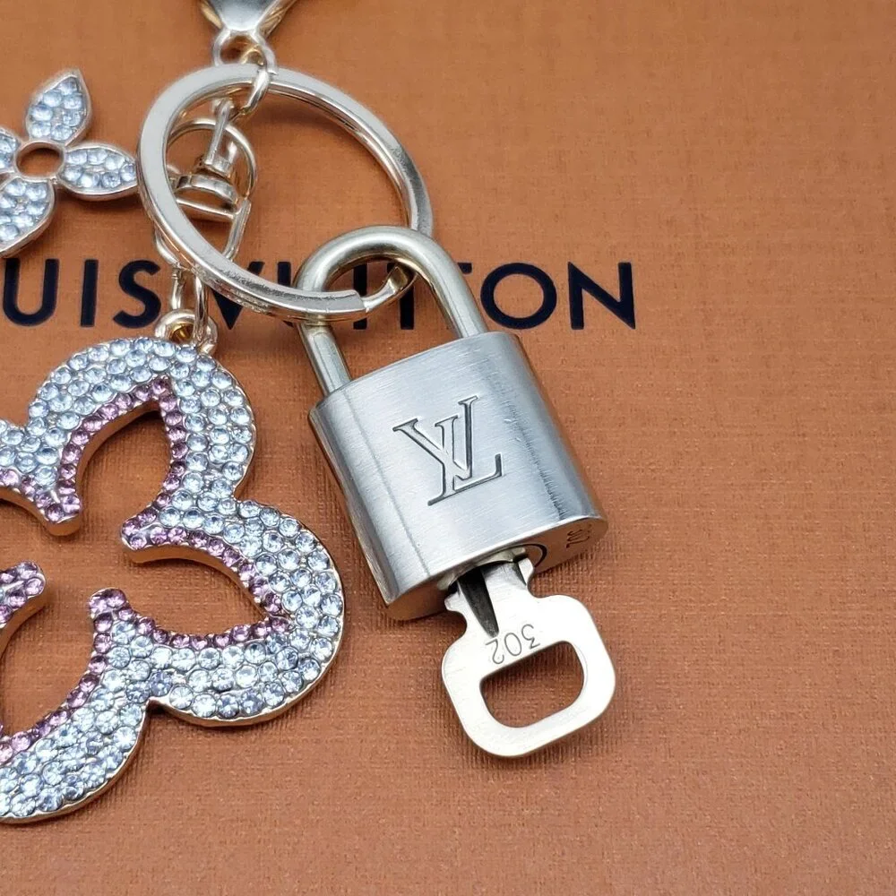 Louis Vuitton Authentic Gold Padlock 🔒 Key +Unbranded Clover Keychain Bag Charm - Picture 7 of 8